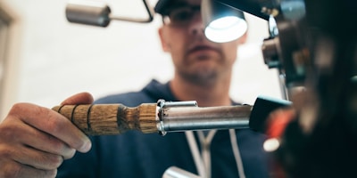 K1体育官方网站门户首页展示现代体育场馆与数字界面